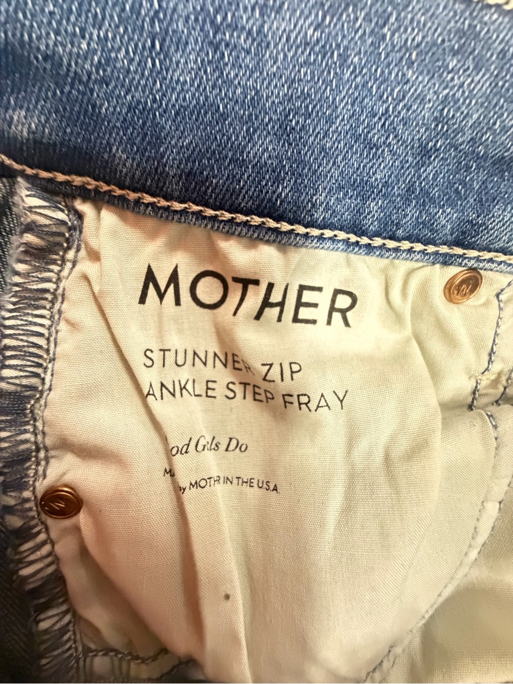 MOTHER The Stunner Zip Ankle Step Fray Jeans Good Girls Do Size 26
B329